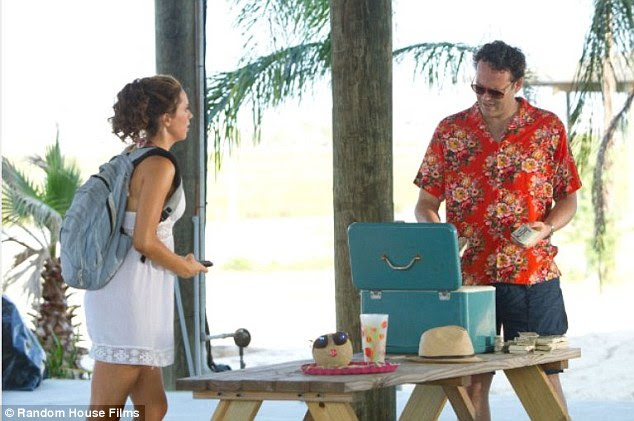 Todas as estrelas: Lay O favorito também é estrelado por Bruce Willis, e (na foto) Rebecca Hall e Vince Vaughn