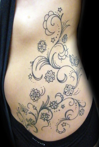 Tatuaje flores Pupa Tattoo Granada by Marzia Tattoo