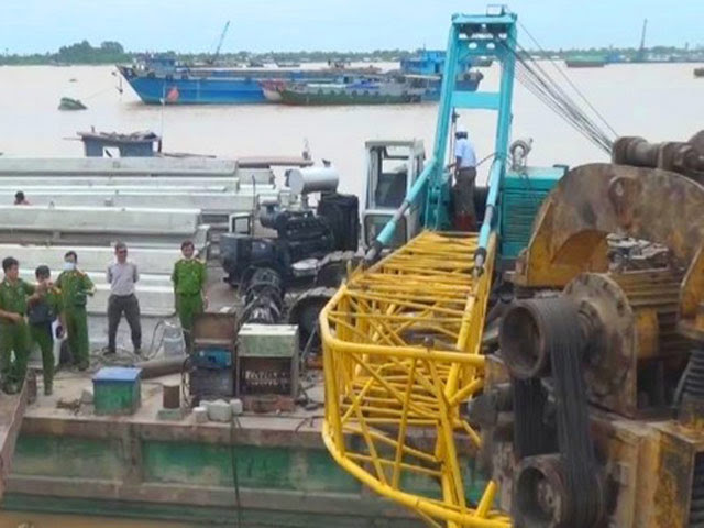Sập cần cẩu, 2 công nhân thiệt mạng