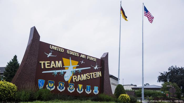 As bandeiras dos Estados Unidos e da Alemanha voam por trás de um sinal na Base Aérea de Ramstein, Alemanha (picture-alliance / AP Images / L. Jackson)
