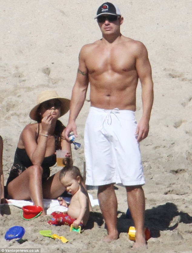 Beach bum of the month: Nick Lachey was looking buff as he enjoyed a family outing in Mexico on Thursday