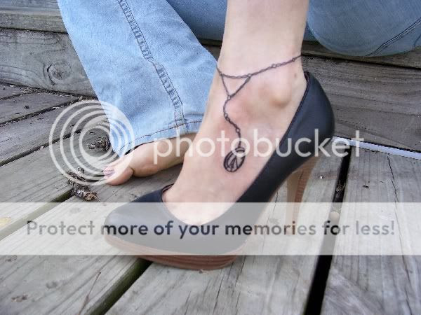 Nicole Richie rosary tattoo in her left ankle