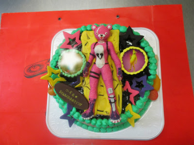 フォートナイトのピンクマの立体ケーキ はりまやblog 似顔絵ケーキ イラストケーキ 立体ケーキなど