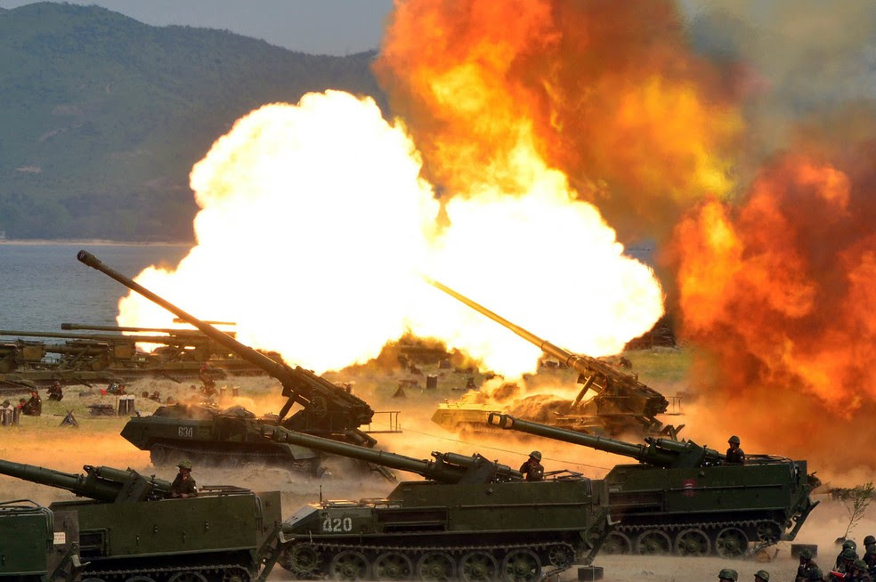 Foto distribuída nesta quarta-feira (26) pelo governo da Coreia do Norte mostra exercício de artilharia com fogo real realizado por ocasião do aniversário de seu Exército (Foto: Korean Central News Agency/Korea News Service via AP)