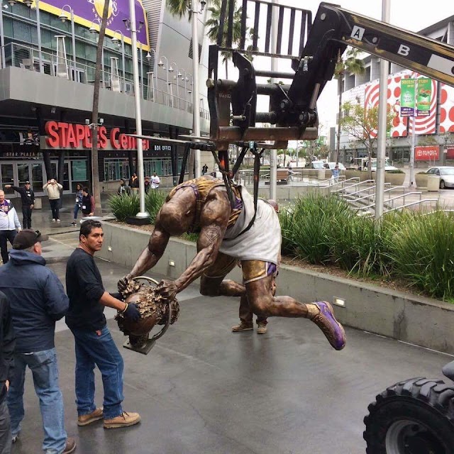Lakers erguem estátua em homenagem a Shaquille O'Neal