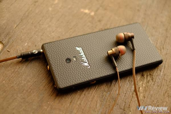 NT.100 phiên bản mới được bán trong hộp kích cỡ nhỏ hơn. Hộp chứa case chống nước và một bộ tips thay thế.