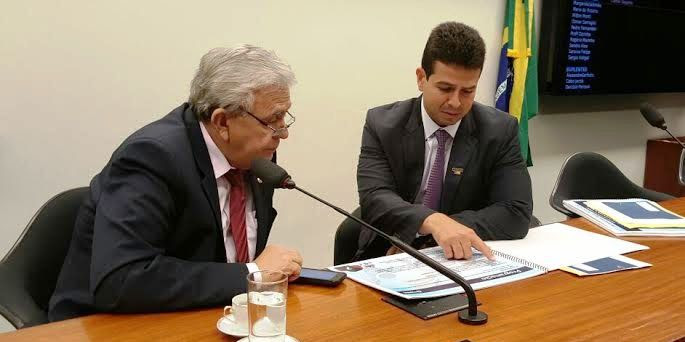 Gil Cutrim com Pedro Fernandes, discutindo questões da marcha