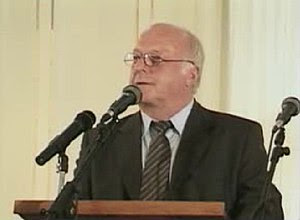 Dr. Norbert Blum accepts the 2001 Leipzig Huma...
