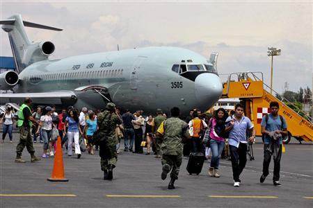 Passengers from Guerrero state land at an airfield of the Mexican Secretariat of National Defense in Mexico City September 17, 2013. REUTERS-Camilo Martinez