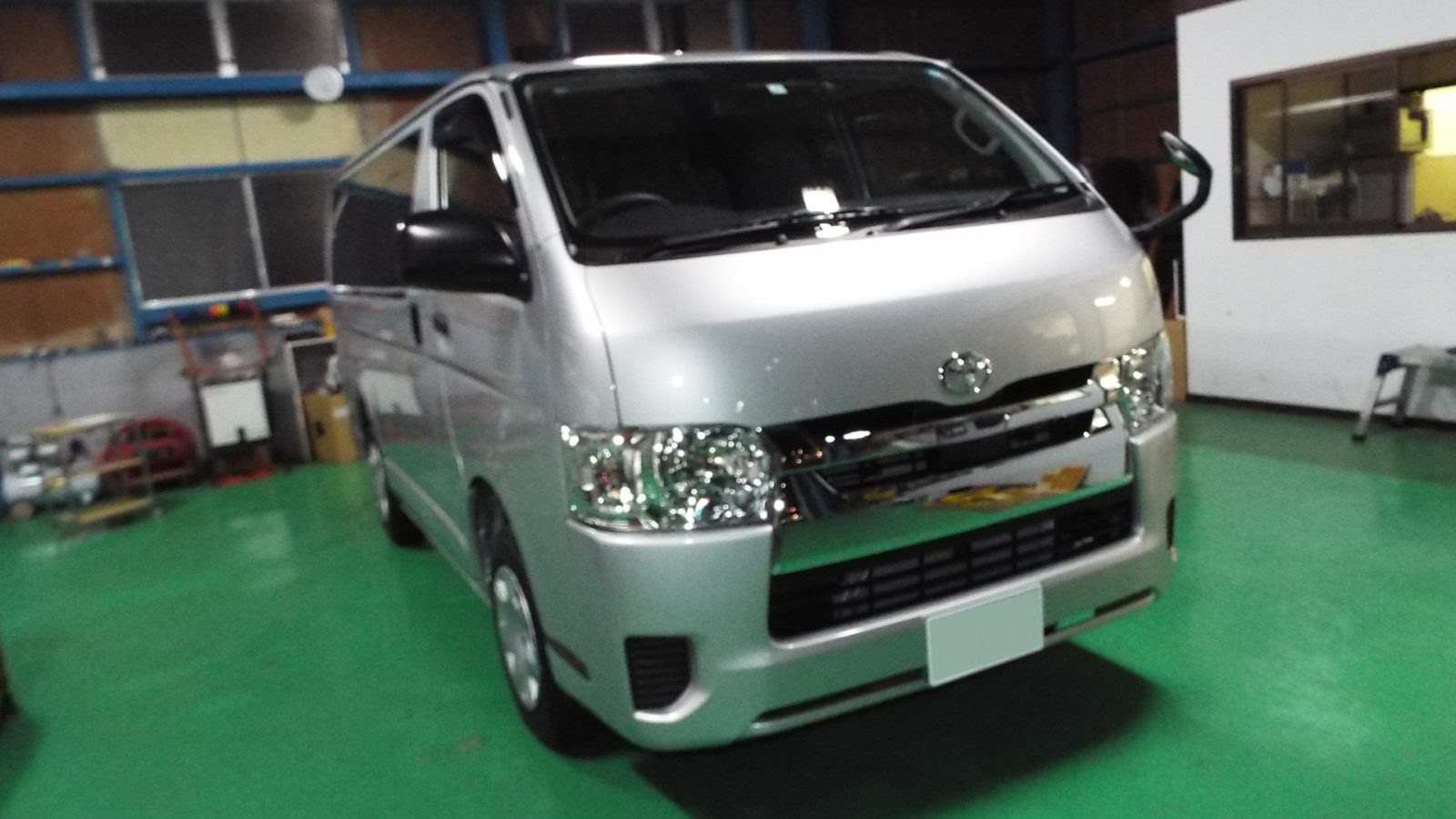 何とマニュアル車のハイエース 千葉市よりご来店ハイエースへセキュリティ施工 千葉でカーセキュリティをお考えなら人気の専門店 コンプリート へ