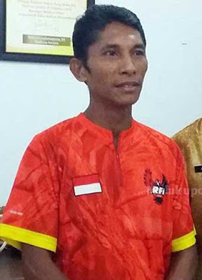 Ambon, Malukupost.com - Matheos Berhitu, pelari Ultra Marathon asal Kota Ambon, Maluku saat ini sedang mempersiapkan diri untuk mengikuti kejuaraan lari lintas alam sejauh 240 kilometer di Padang Gurun Maroko, September mendatang. "Kejuaraan lari jarak jauh di Maroko sangat ekstrem, karena itu perlu mempersiapkan diri dengan baik agar bisa meraih juara dan membanggakan bangsa Indonesia," katanya, di Ambon, Jumat (16/6). Pada Mei 2017, Matheos mengikuti kejuaraan Kebun Raya Bogor (KRB) 200 kilometer, mulai dari jarak jauh atau ultra marathon, hingga jarak dekat lima kilometer, yang diikuti 1.000 pelari. Lomba dimulai pada Sabtu (20/5), start jam 5.30 WIB, dan diberi waktu oleh panitia sampai Minggu (21/5) pukul 17.30 WIB. Para peserta diminta berlari mengelilingi lingkaran dalam KRB sebanyak 24 kali dan lingkaran luar 19 kali.