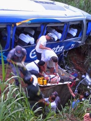 Ônibus cai em ribanceira na Rodovia Anhanguera e deixa mortos e feridos, em Vinhedo (Foto: Gilberto Nascimento Pereira / VC no G1)