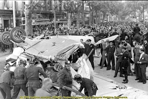 Barcelona, 29 de septiembre de 1934, accidente de aviación militar en las Ramblas. by Octavi Centelles