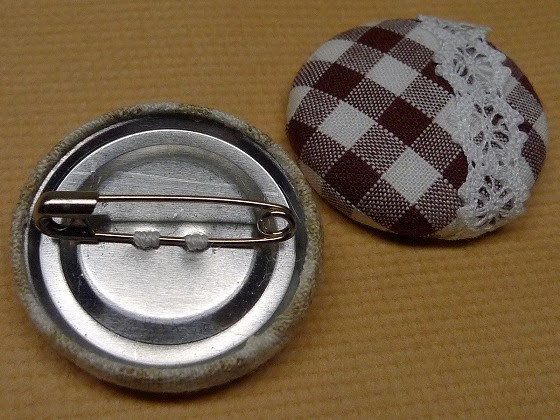 くるみボタンでブローチ バッジ 手作りなら 思いのママ