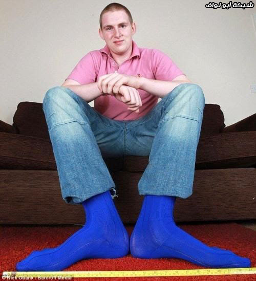 عمره 19 ومقاس قدمه 63 !!