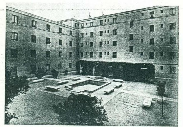 Vista de un patio de un bloque de la Avenida de la Reconquista. Año 1948 aprox.