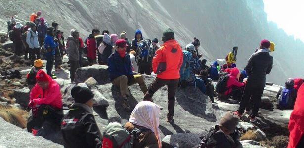 Alpinistas que ficaram isolados na montanha de Gunung Kinabalu após terremoto foram resgatados, segundo o governo malaio