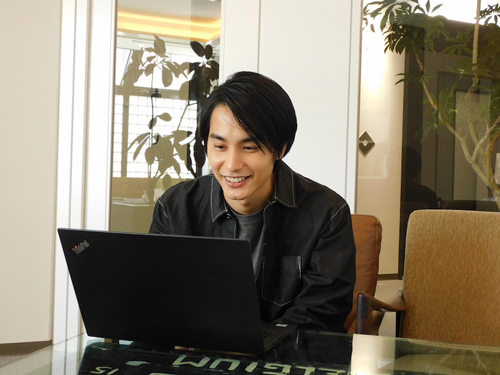 中村蒼 リモート取材中の笑顔ショット かっこいい Entame Plex