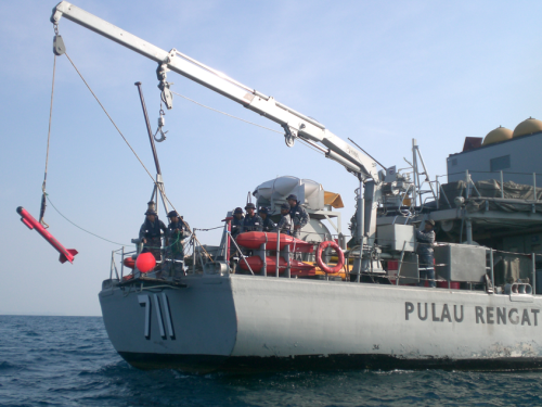 KRI Pulau Rengat tengah menurunkan Side Scan Sonar