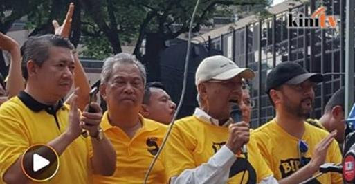 Image result for Gambar Mahathir pakai baju bersih
