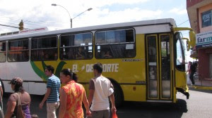 ARESEP defiende la metodología para definir las tarifas de los buses. Imagen con fines ilustrativos. CRH