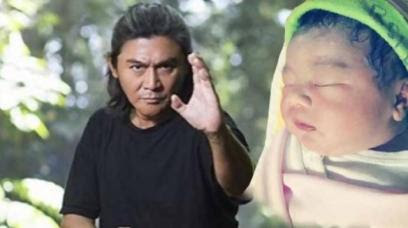 Foto: Gemesin! Anak Keempat Willy Dozan Sama dengan Sosok Disney http://ift.tt/20kt43r - Berita Terkini Willy Dozan Terbaru Hari Ini -Kabar bahagia datang dari aktor laga Willy Dozan. Pada Sabtu (21/1/17) kemarin, aktor berumur 59 tahun itu kembali mendapatkan seorang momongan. Sang istri, Rumiyati Ningsih yang dikenal dengan nama Arumi melahirkan seorang bayi perempuan cantik. Uniknya, nama anak keempat Willy Dozan ini dinamai seperti sosok kartun Disney, Moana. Kabar bahagia ini diunggah oleh putra sulung Willy yang bernama Leon Dozan di akun Instagram.