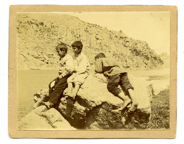 Niños a la orilla del Tajo bajo el cerro de la Cabeza a comienzos del siglo XX. Fotografía de Pedro Román Martínez. Centro de Estudios Juan de Mariana. Diputación de Toledo