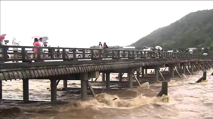 天氣 日本持續破紀錄暴雨京都嵐山河水氾濫渡月橋為安全封橋 片 劍心 回憶