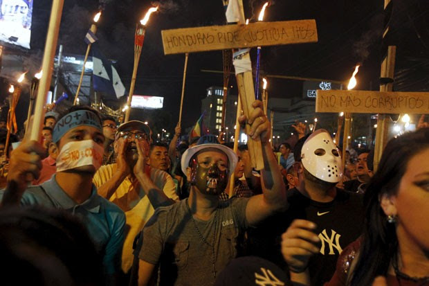 Manifestantes protestam pela renúncia do presidente de Honduras, Juan Hernandez, em Tegucigalpa na noite desta sexta-feira (3) (Foto: Jorge Cabrera/Reuters)