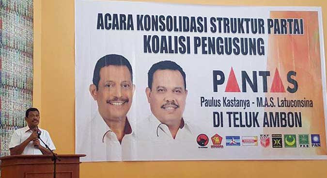 Ambon, Malukupost.com - Pasangan Paulus Kastanya - Muhammad Armyn Syarif "Sam" Latuconsina yang menamakan diri "PANTAS", intensif melakukan sosialisasi program pro rakyat kepada pengurus anak cabang (PAC) hingga ranting dari sembilan partai politik (Parpol) pengusung. Paulus, di Ambon, Selasa (11/10), mengatakan, sosialisasi dilakukan kepada PAC dan anak ranting sembilan Parpol pengusung di lima kecamatan, menyusul peluncuran pada 1 Oktober 2016. Kecamatan Teluk Ambon dan Baguala dilakukan pada 10 Oktober 2016. kecamatan Sirimau dan Leitimur Selatan 11 Oktober 2016 serta kecamatan Nusaniwe 12 Oktober 2016. Program pro rakyat ini merupakan bagian dari visi "PANTAS" yakni "Ambon yang berkeadaban, berdaya saing, sejahtera berbasis Kearifan lokal yang berkeadilan dan didukung partisipasi masyarakat secara berkelanjutan". Paulus dan Sam yang diusung PDI Perjuangan, Gerindra, Demokrat,Hanura, PKS, PKB, PKPI, PBB dan PAN itu mengusung program pro rakyat yakni pertama - penciptaan lapangan kerja yang luas. Kedua, pendidikan dan kesehatan berkualitas. Ketiga, pasar dan terminal yang layak. Keempat harga kebutuhan pokok terjangkau. Program kerja pertama itu dijabarkan dengan rencana kegiatan antara lain pelatihan bagi 5.000 pencari kerja, penguatan kapasitas untuk 500 industri rumah tangga optimalisasi pelayanan prima perizinan hanya selama empat hari dan penguatan ekonom kreatif. Kedua, pemberian beasiswa bagi 1.000 pelajar/ mahasiswa, penguatan kapasitas TPQ (Islam), sekolah minggu (Kristen Protestan) dan Sekami (Katholik), pelayanan prima Puskesmas 24 jam di lima kecamatan, pelayanan kesehatan reproduksi bagi anak maupun remaja perempuan serta vitsum et repertum gratis untuk korban Kekerasan Dalam Rumah Tangga (KDRT). Ketiga, revitalisasi dan optimalisasi pasar tradisional di kecamatan, revitalisasi pasar Mardika menjadi moderen serta mengoptimalisasi fungsi pasar dan terminal transit Passo. Keempat, mengintensifkan operasi pasar dan pengaturan jalur distribusi barang (penangkutan dan pergudangan). Paulus mengemukakan, empat program dan sejumlah rencana kegiatan itu terealisasi selama lima tahun bila dipercayakan memimpin kota Ambon dengan dukungan sembilan Parpol dengan keterwakilan 25 dari 35 legislator setempat. "Pertimbangan itulah sehingga 'PANTAS' mengusung semboyan 'Bisa Biking Labe' karena sembilan Parpol memiliki struktural dan jaringan hingga ke anak ranting sehingga memungkinkan memenangkan Pilkada 2017," tandasnya. Pilkada Kota Ambon 2017 menarik karena petahana Wali Kota, Richard Louhenapessy - Sam Latuconsina tidak lagi berpasangan. Richard telah direkomendasikan Partai Golkar, PPP dan Partai Nasdem berpasangan dengan Ketua DPW PPP Maluku, Syarif Hadler dengan sapaan "PAPARISA BARU". Sedangkan, Sam memilih berpasangan dengan Paulus Kastanya yang saat Pilkada kota Ambon 2011 berpasangan dengan La Hamsidi berhasil menempati peringkat kedua. (MP-3)