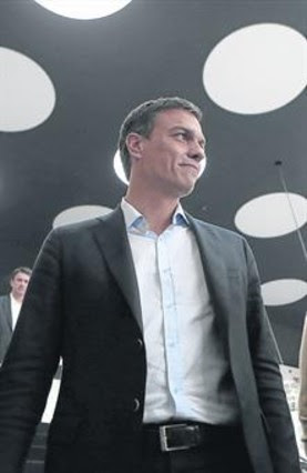 Sánchez, ahir, a l'hotel on es va reunir amb agents socials.