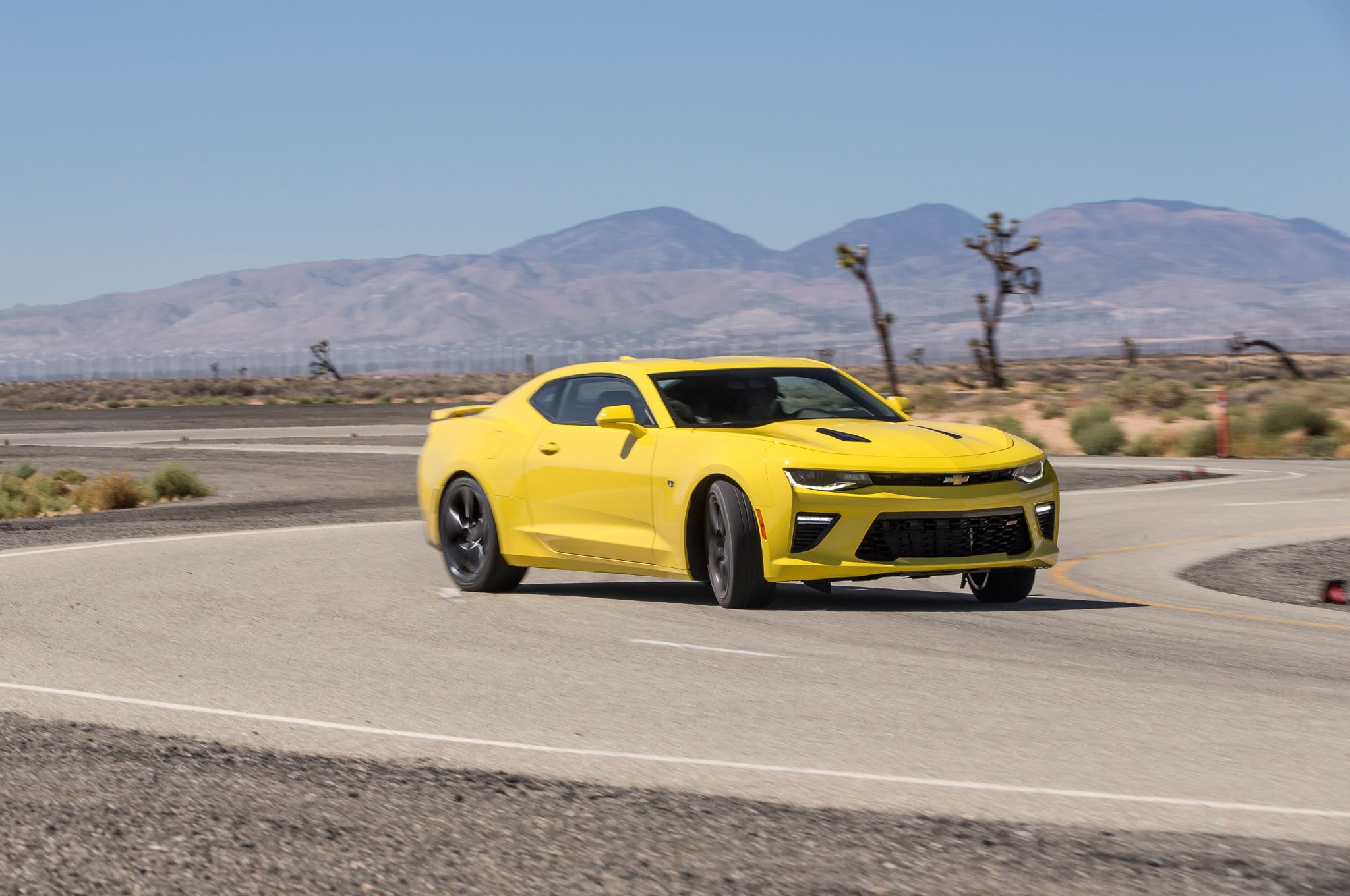 2016 chevrolet camaro ss v 8 front three quarters in motion 02