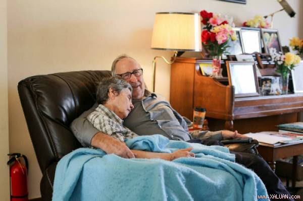  “Sáng nào họ cũng ngồi tựa bên nhau trên chiếc ghế này tới trưa“, nhiếp ảnh gia Brendon Stanton chia sẻ về bức hình anh chụp cặp vợ chồng già ở Missouri, Mỹ.