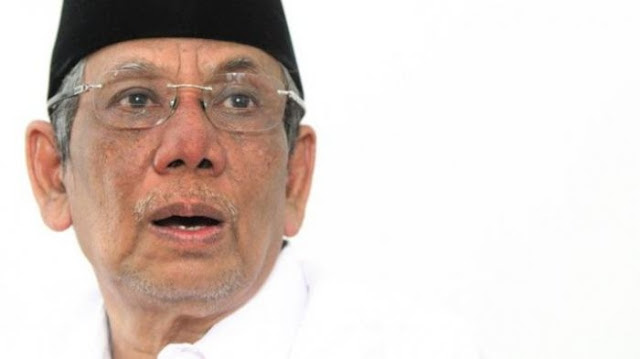 Begini Kisah Hidup sang Kiai Hasyim Muzadi Sebelum Meninggal Dunia! http://ift.tt/20kt43r - Berita Terbaru Terkini Hari Ini - KH Hasyim Muzadi meninggal dunia pagi ini pukul 06.15 di kediamannya di Malang. Sosok yang memiliki nama lengkap Ahmad Hasyim Muzadi ini sempat dirawat di rumah sakit sebelumnya. Hasyim Muzadi sempat dirawat di Rumah Sakit selama tiga hari, sejak 11 Maret 2017 hingga Senin, 13 Maret 2017.