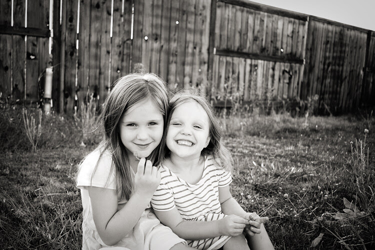 posing-young-siblings-1