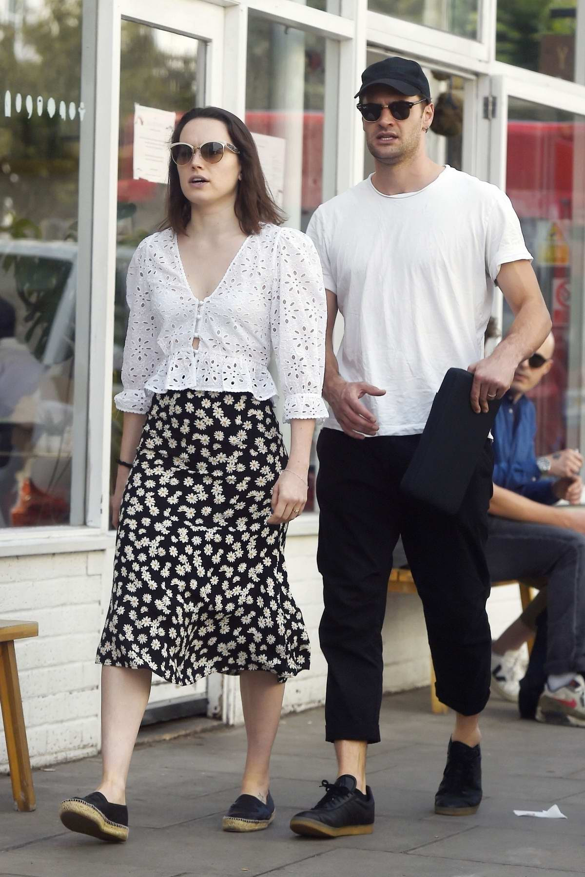 Daisy Ridley And Tom Bateman Step Out For Lunch With Daisy S Mother In London Uk 270920 6