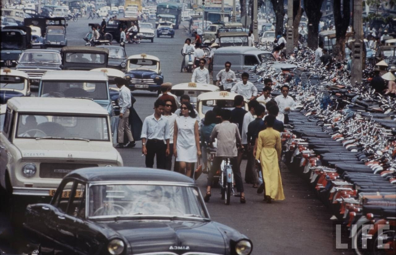 1970年代战争阴影下的南越西贡 繁华闹市军车架着机关枪驶过