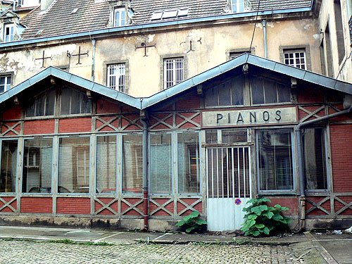 pianos au fond de la cour.jpg