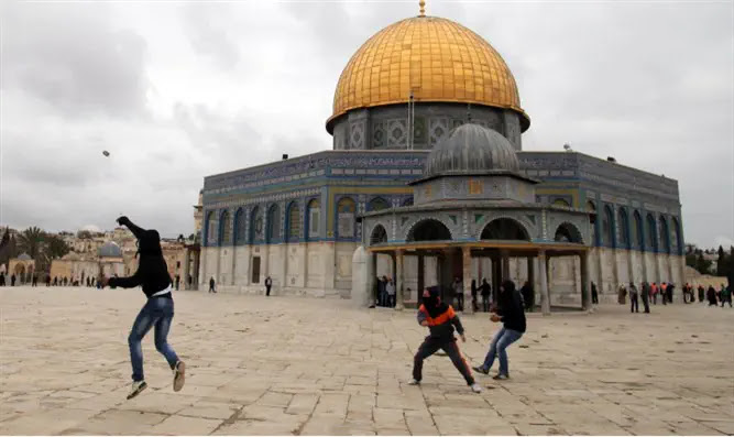 Rioters pelt police with stones on Temple Mount Rioters pelt police with stones on Temple Mount