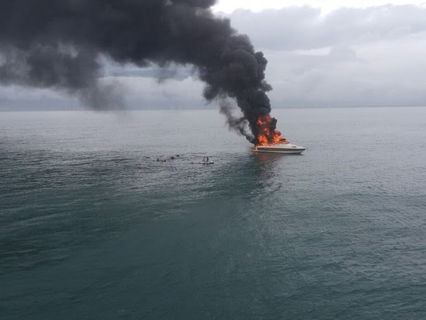 Embarcação pegou fogo enquanto estava no mar, próximo de Praia Grande (Foto: G1)