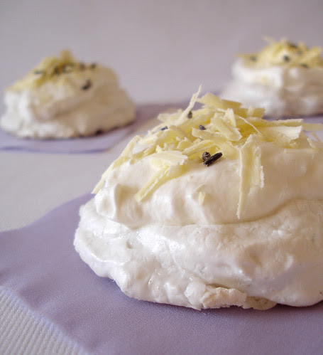 Lavender and white chocolate mini pavlovas / Mini pavlovas de lavanda e chocolate branco