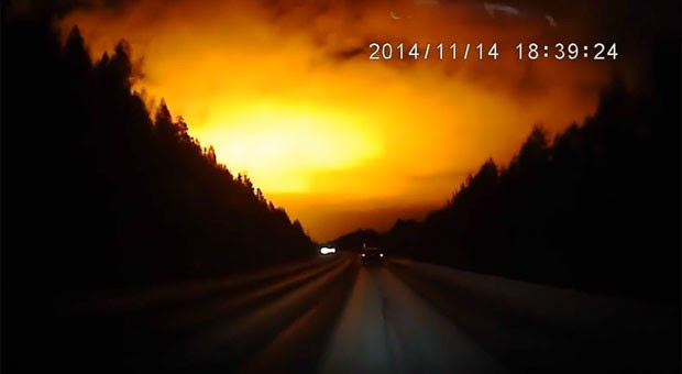 Bola de fogo cruzando o céu foi vista na Rússia no dia 14 de novembro (Foto: Reprodução/YouTube/Tatyana Volkova)