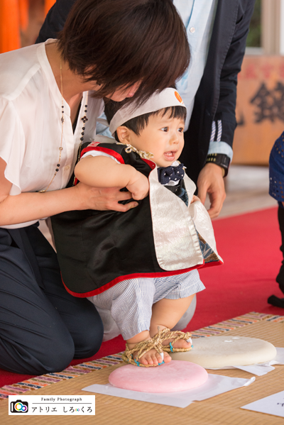 福岡の西部でお餅踏みといえば の飯盛神社で初誕生日祝い撮影 新宮町で一番かわいい写真館 福岡 新宮の出張撮影 スタジオ撮影 写真館 アトリエしろ くろ