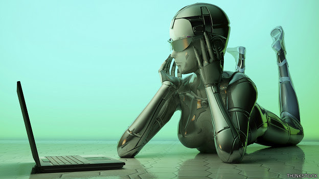 Robot mirando computadora