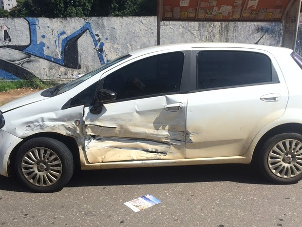 Fiat Punto também ficou danificado após acidente no Setor Bueno, em Goiânia (Foto: Paula Resende/G1)