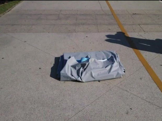 Lona de 'outdoor roubada é encontrada em Vitória, no ES (Foto: Reprodução/ Tv Gazeta)