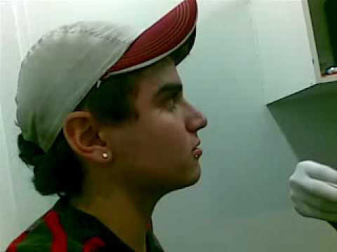 colocando piercing. Gabriel Colocando Piercing Na