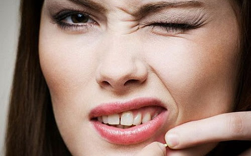 Tự ý nặn mụn có thể dẫn tới tình trạng da thâm, sẹo, mụn lan rộng và trầm trọng hơn.