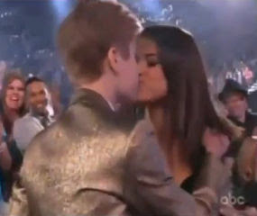 Justin Bieber Cium Selena Gomez di Billboard Music Awards