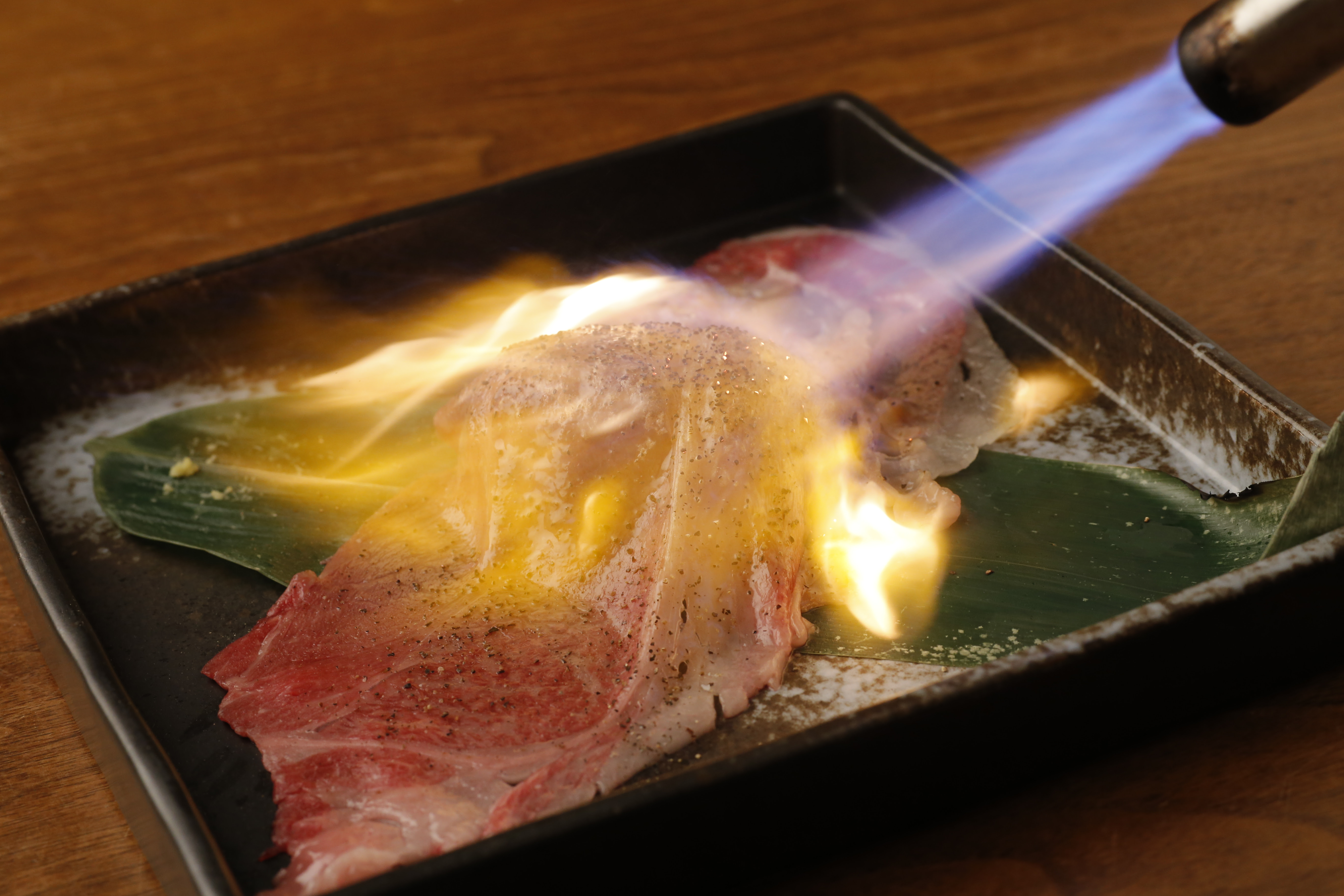 新宿個室居酒屋で大判和牛肉寿司 新宿の個室居酒屋なら新宿西口徒歩3分 大小7室の個室 炭遊酒菜 旅籠